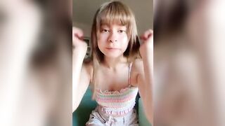 Arise Peachy nua transando no sofá com muito tesão