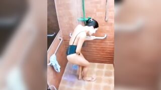 BBB24 Isabelle esfregando a buceta e lavando