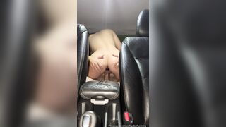 Bia Ruivinha fudendo com plug anal dentro do carro