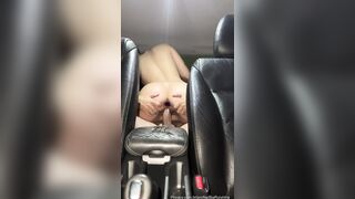 Bia Ruivinha fudendo com plug anal dentro do carro