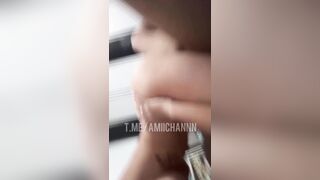 Amiichan nua siliconada dando a buceta enquanto usa plug anal