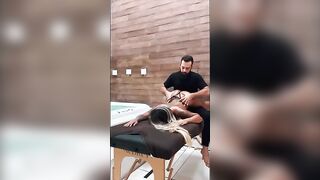 Lays Peace pelada recebendo massagem tântrica
