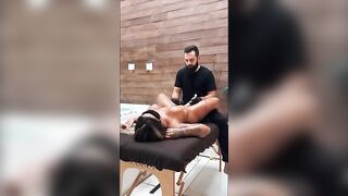 Lays Peace pelada recebendo massagem tântrica