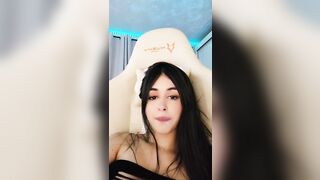 Mah Mathi nua camgirl usando vibrador até ficar molhadinha