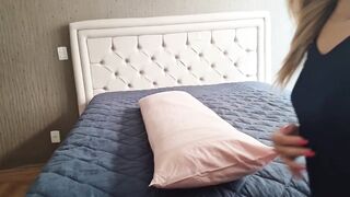 Mah Santos pelada sentando no travesseiro