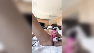 Mel Bertoja fodendo a buceta com a maquina do sexo