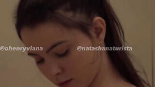 Natasha Steffens nua mamando o namorado na banheira