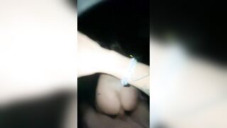 Sarah Castelani transando no pelo dentro do carro