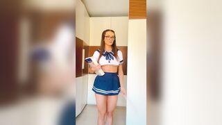 Sarah Caus nua vestida de universitária passando regua na buceta