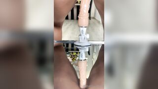 Steffy Moreno nua fazendo exercicio e sentando no dildo