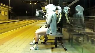 Transando com a namorada peituda no ponto de ônibus – Midiasexl