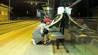 Transando com a namorada peituda no ponto de ônibus – Midiasexl