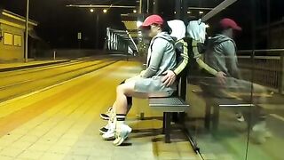 Transando com a namorada peituda no ponto de ônibus – Midiasexl