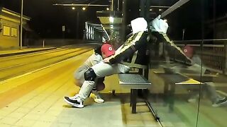 Transando com a namorada peituda no ponto de ônibus – Midiasexl