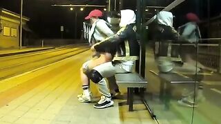 Transando com a namorada peituda no ponto de ônibus – Midiasexl