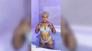 Videos Torinha_s pelada fodendo a bucetinha com consolo