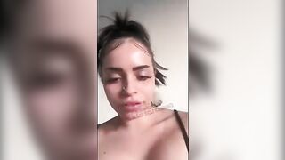 Xehli G pelada mostrando seu silicone